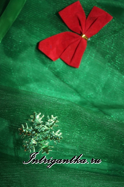 Зеленая ёлочка с украшениями снежинка без пояса